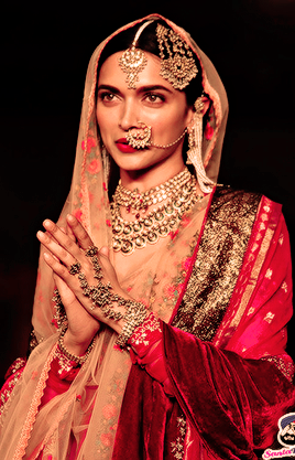 thechaipapi:  aashiqaanah:    Deepika Padukone walks for Anju Modi at Blenders Pride