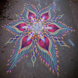  f-l-e-u-r-d-e-l-y-s:  Intricate Sand Paintings By Joe Mangrum Since 2006, American artist Joe Mangrum has been packing bags of coloured sand and decorating NYC pavement with his striking sand paintings. Most of his creations are quite psychedelic and
