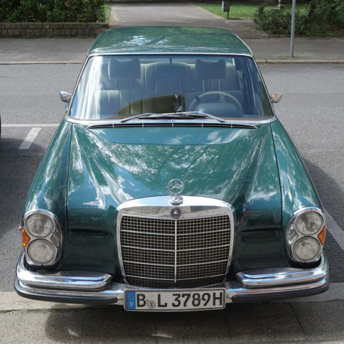 1969 Mercedes-Benz 300 SEL 3.5 (W109). Very unusual color combination on this W109 – but even more b