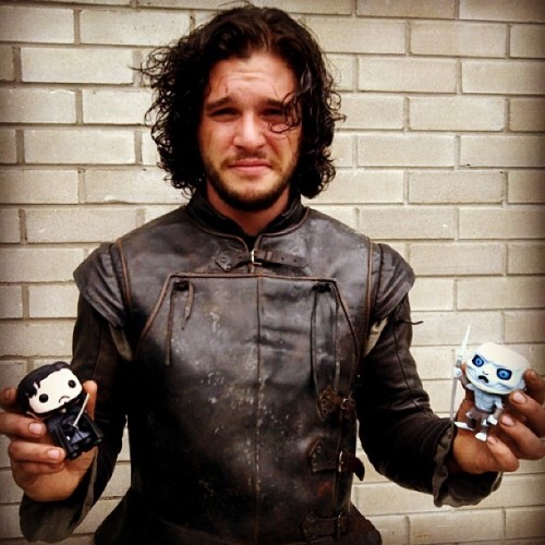 thefangirlofeld:kateordie:YayI don’t know what’s better, the look on Kit Harington’s face with Jon a