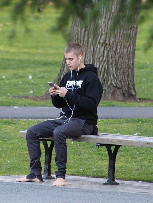 biebfeet: barefootnfamous: JUSTIN BIEBER 2016 FEET APPRECIATION POSTWhat a great year! He did not di