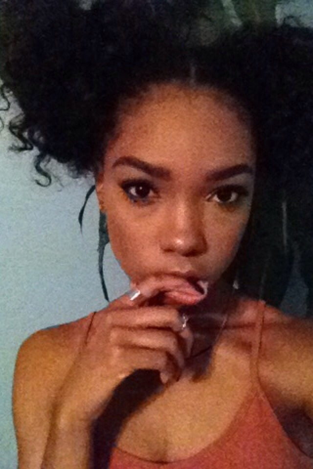 lovelessbeautyy:  BlackOut SnapChat 💫