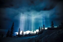 sixpenceee:  A light pillar is an atmospheric optical phenomenon, which is an interaction of light with ice crystals. When the temperature drops and these crystals position themselves horizontally as they fall through the air, they act as “vessels”