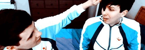 flushedphil:✨dan playing with phil’s hair✨