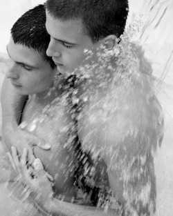 boyskisslove:  Click HERE for more cute gay couples 