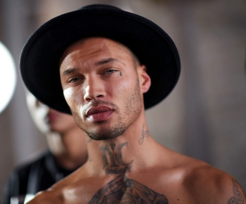 gdr1:  parisjustparis: Jeremy Meeks | Philipp Plein Fall 2017 Fashion Show Backstage. Creme d’ la’ Creme