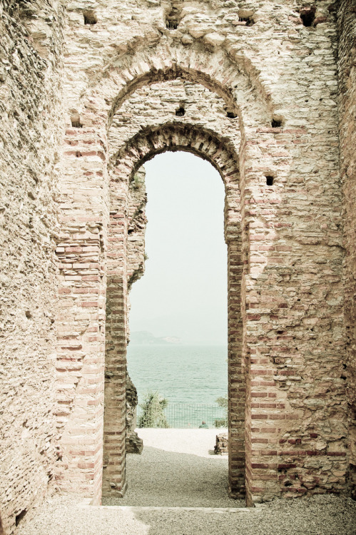 classical-beauty-of-the-past:Villa Romana, Sirmione by matt northam