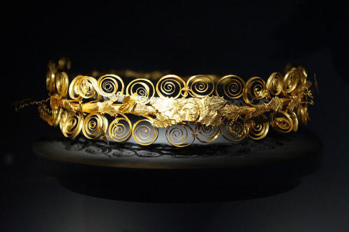 art-witches:Gold diadem decorated with head of Aphrodite. From the female grave of ancient Lete. Ear