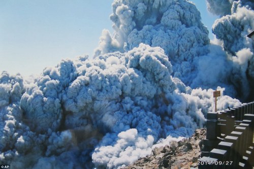 sangredulce1:Photograph capturing the huge cloud of ash from Japanese volcano, Mount Ontake, that sw