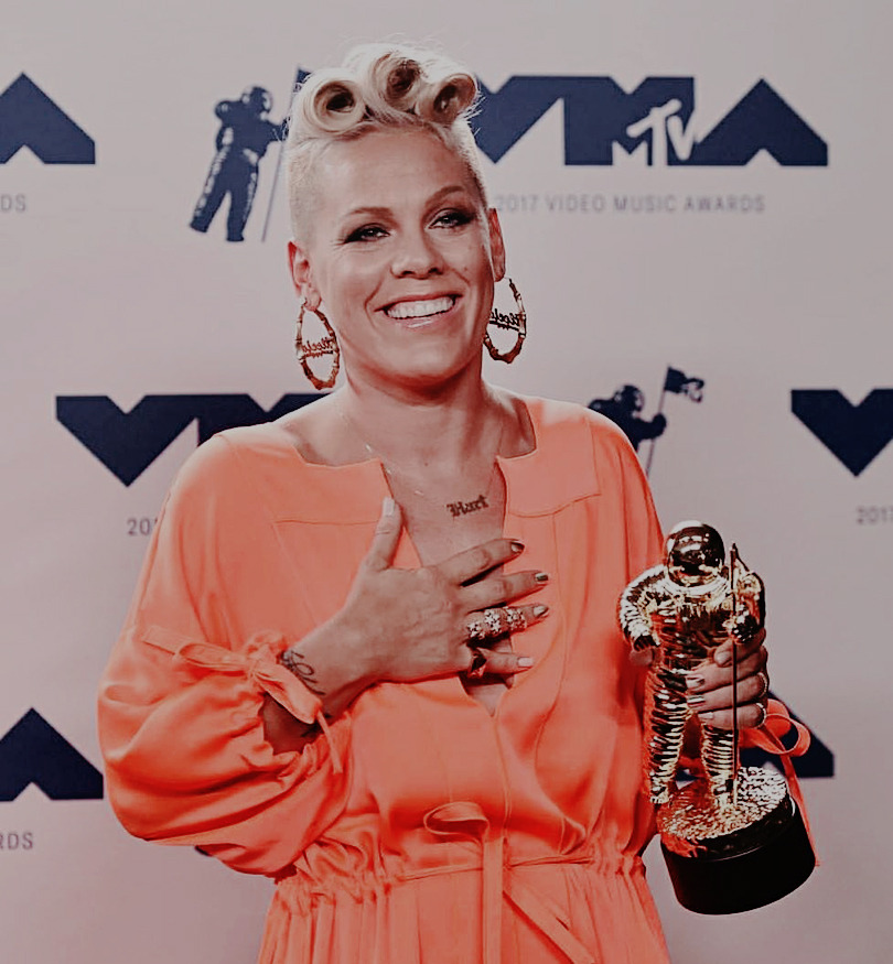 pinksource:P!nk with her Moonman award made out of foil by Carey Hart in 2009 vs.