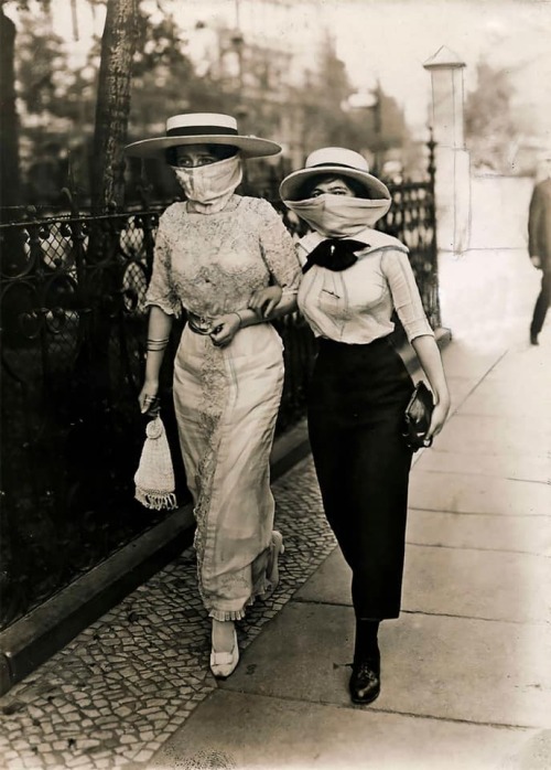 the1920sinpictures:1918 Women taking precautions during the flu epidemic.