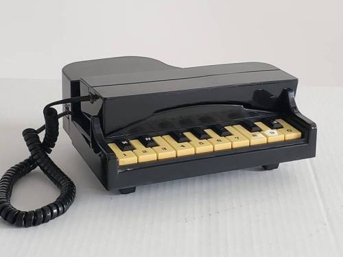 littlealienproducts:Vintage 80s Piano Phone