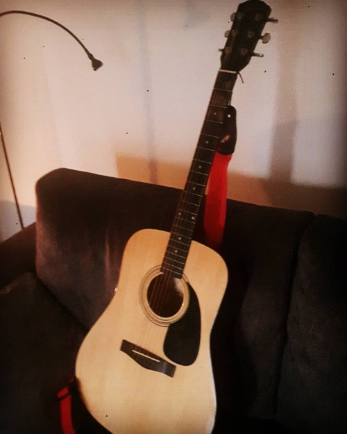 Tra le cose positive di sto periodo é che ho ripreso in mano la chitarra dopo tantissimi anni..certo