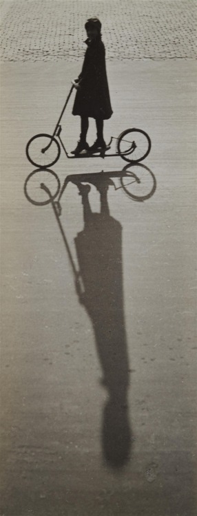 Sex poboh: The cyclist, ca 1930, Theo Felten. pictures