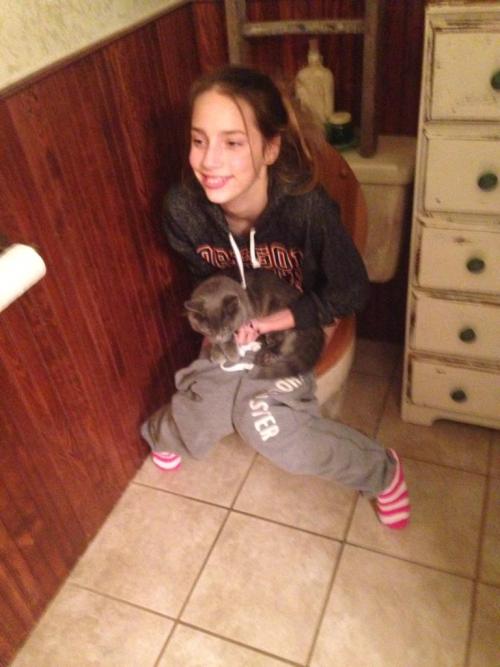 She’s pooping with the cat in her lap.( Twitter )