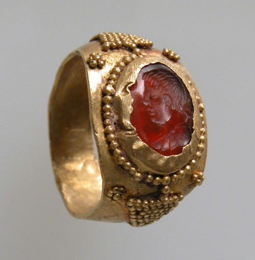 historyarchaeologyartefacts:Finger ring (gold, carnelian intaglio), Frankish 6th–7th century CE. No 