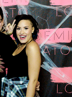 burrowjoe:  Demi Lovato at her meet and greet porn pictures