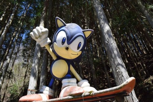 pr0jectneedlemouse: In the remote mountain forests of Nabari, Japan, there is a giant Sonic statue -