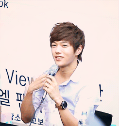  Myungsoo stop teasing us =o=   