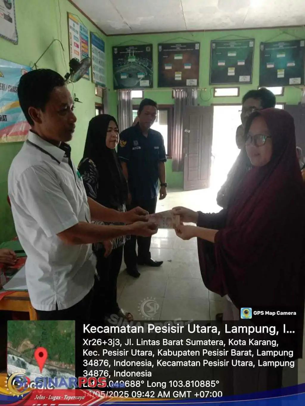Pemerintah Pekon Kota Karang Kecamatan Pesisir Utara Salurkan Bantuan Beasiswa Kepada 24 KPM Mahasiswa/i