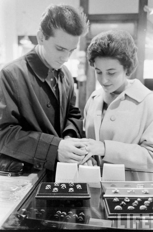 Shopping for rings(Francis Miller. 1962)