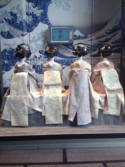 La Rinascente (big store in Milano, near the Scala opera) displaying “Geisha” inspired front windows