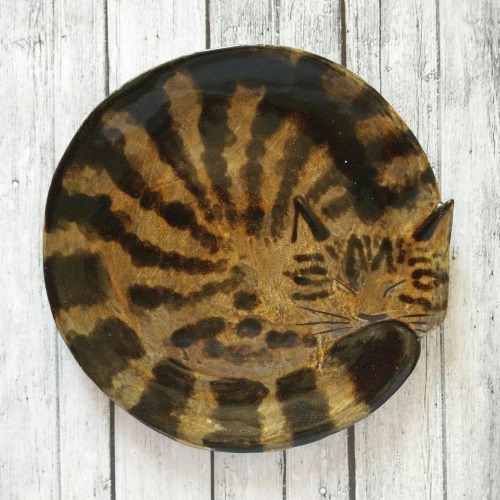 sosuperawesome:Cat Plates and Drawer PullsTaniko Ga on Etsy