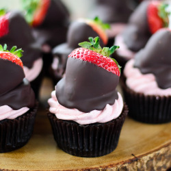 thecraving:Chocolate Covered Strawberry Cupcakes