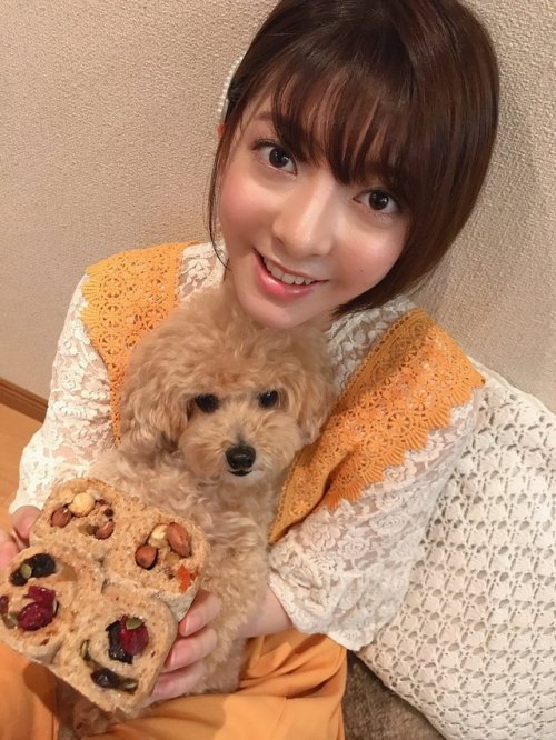 菅原りこさんのツイート: 久しぶりにクララとのお写真 私が食べ物を手に取ると必ずこのポジションに 私が食べるの阻止してくる笑笑 食べ物を目で追う姿がとってもかわいいの t.co/5rX