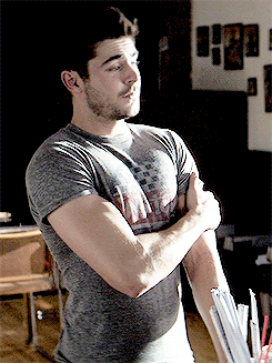 spliffmastergeneral:  AM i TO BELiEVE THAT THiS iS ZAC EFRON THAT DOUCHE FROM HiGH