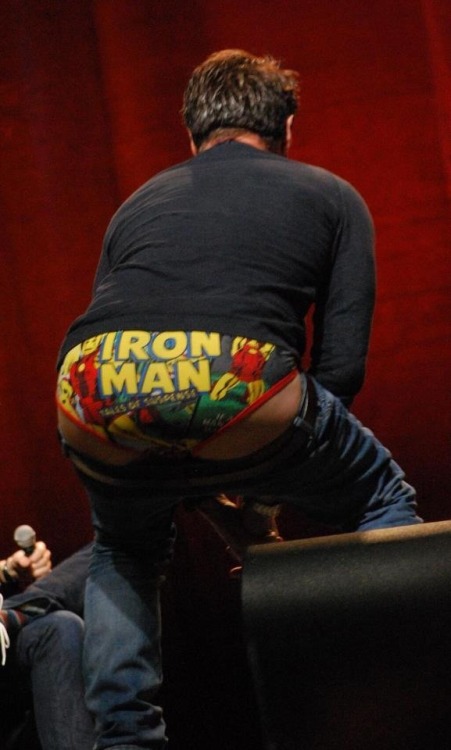 deathpoolquinn:badwolfebay:Barrowman showing off his underwear again. Bet this becomes his thing now