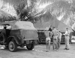 Naked american soldiers in the Pacific. Private photo.1940s