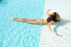 Sua linda esposa adora se exibir na piscina, maridão? Ela merece. É a cornitude.