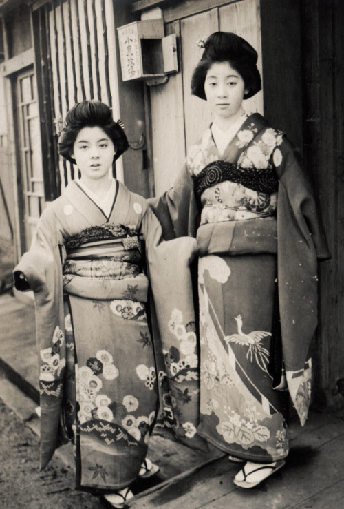 Two young unmarried women in furisode.  1914-1918, Japan.  Image via A. Davey of Flickr
