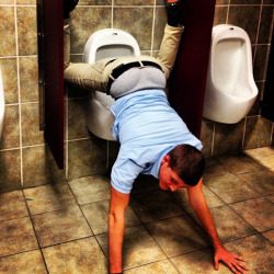 hausofchuckdiezel:  cute white boy toilet twerk http://hausofchuckdiezel.tumblr.com/ 