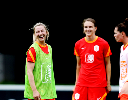 nedwnt: Jackie Groenen, Vivianne Miedema & Merel van Dongen during training at the KNVB Campus o