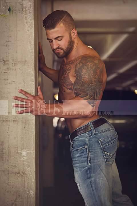 f-h-l-an-a-flutterby:  Dayum.. I do love a Man with a nice plump ass and thick chest. 💓😮😋