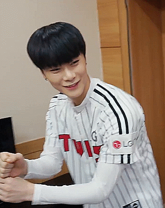 binsblush: baseball player binnie + his shining smile!