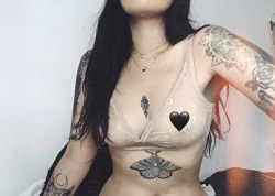 chatounne:Someone have a new tattoo 🤫
