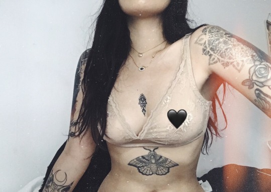 chatounne:Someone have a new tattoo 🤫