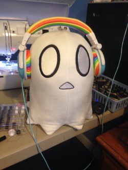 happykittyshop:  He makes a good headphone holder :3 
