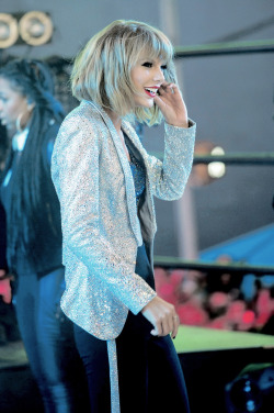 tayliswift:  Taylor Swift at Dick Clark’s