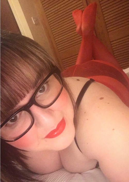 prettytoesandhose: Throwback number two today, to red lips to match my red tights (excessive on the 