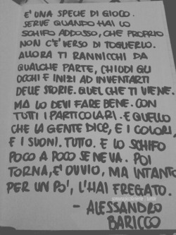 sonounapiccolaniente:  “È una specie di gioco. Serve quando hai lo schifo addosso, che proprio non c’è verso di togliertelo. Allora ti rannicchi da qualche parte, chiudi gli occhi e inizi ad inventarti delle storie. Quel che ti viene. Ma lo devi