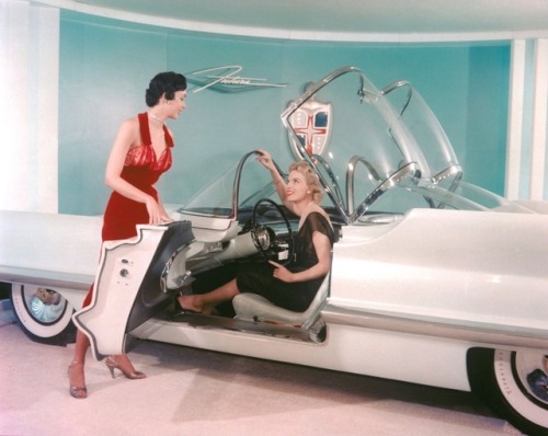 talesfromweirdland:Before it became Batman’s ride, the 1955 Lincoln Futura was a concept car, create