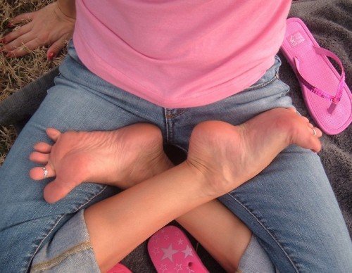 jennsummers50: From my third website - Girl’s Cute Feet - more of Stephanie trying on flip fli