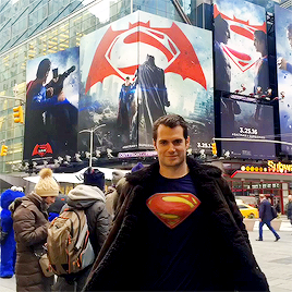 beneffleck:Henry Cavill poses around Times Square unnoticed to prove that Clark Kent’s simple disgui