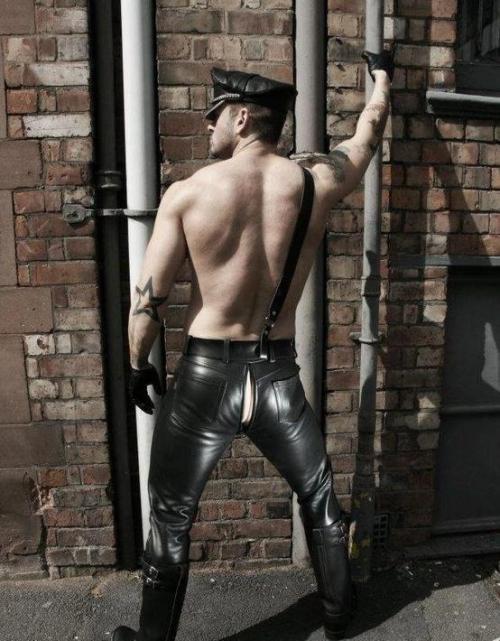 artnstuff22: I need to get myself a pair of these trousers!
