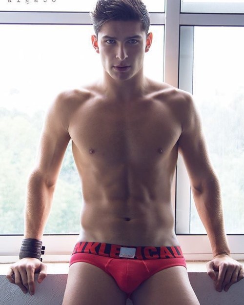 male-best-of-best:  #men #twinks #sixpack