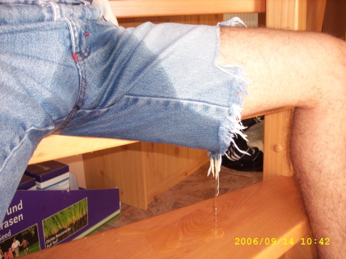 pee-fetish:  i wetting my short jeans. this felt me so horny. 